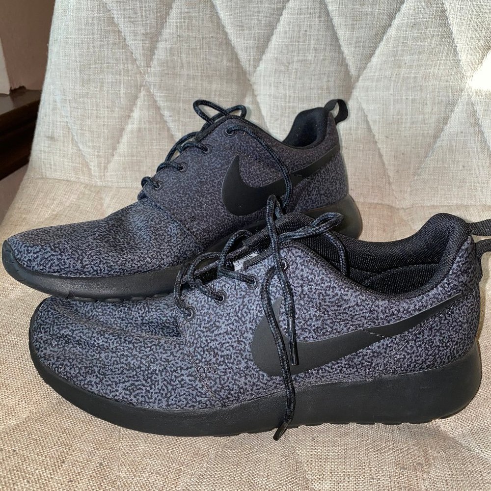 Nike Roshe Runs size 7